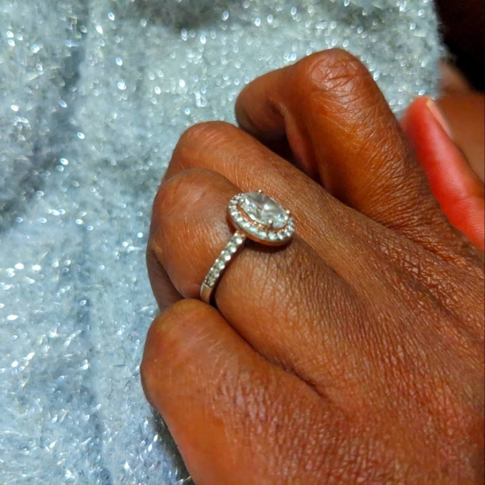 Engagement ring - Picture 4 of 9